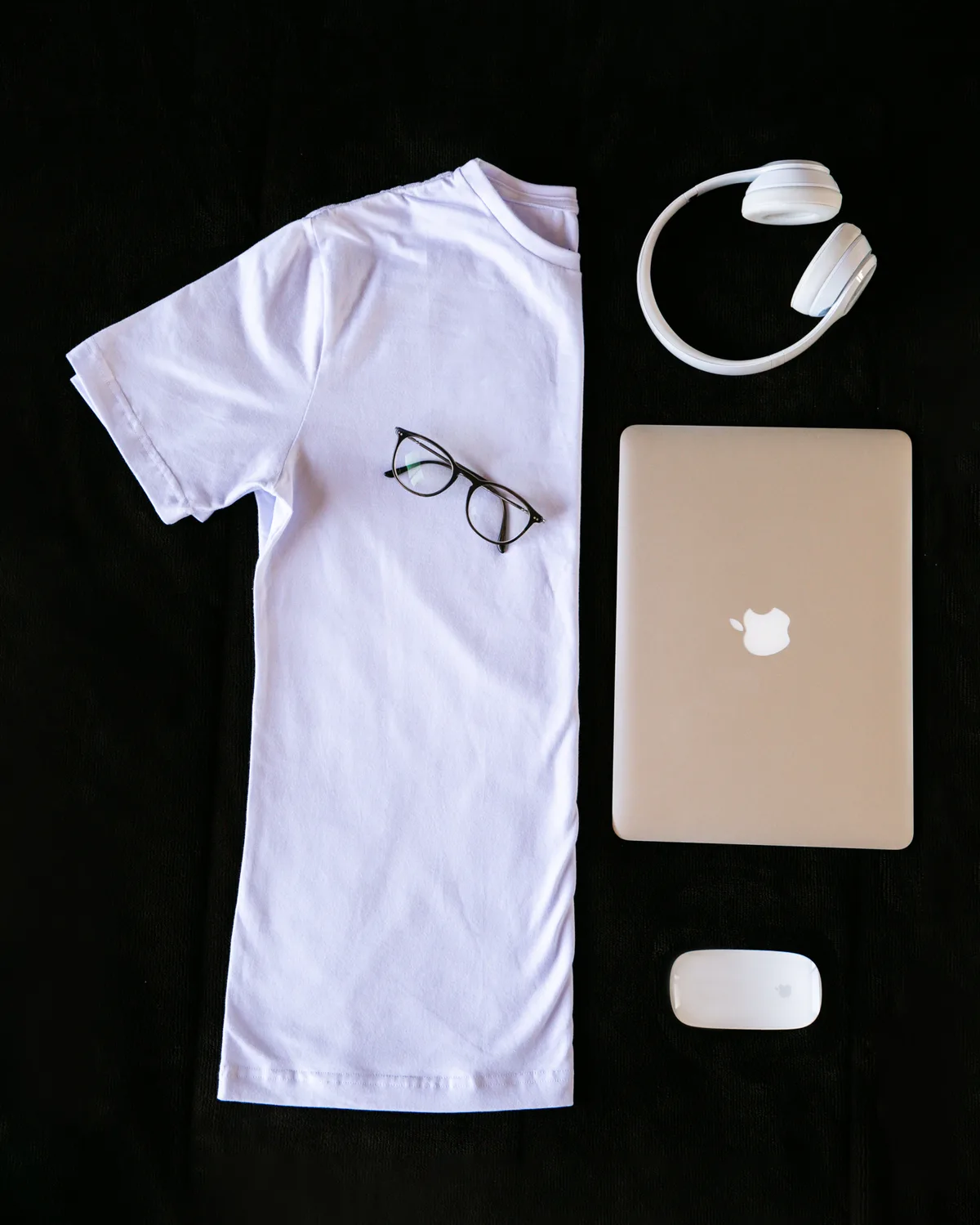 Camiseta branca Basic Club em composição minimalista
