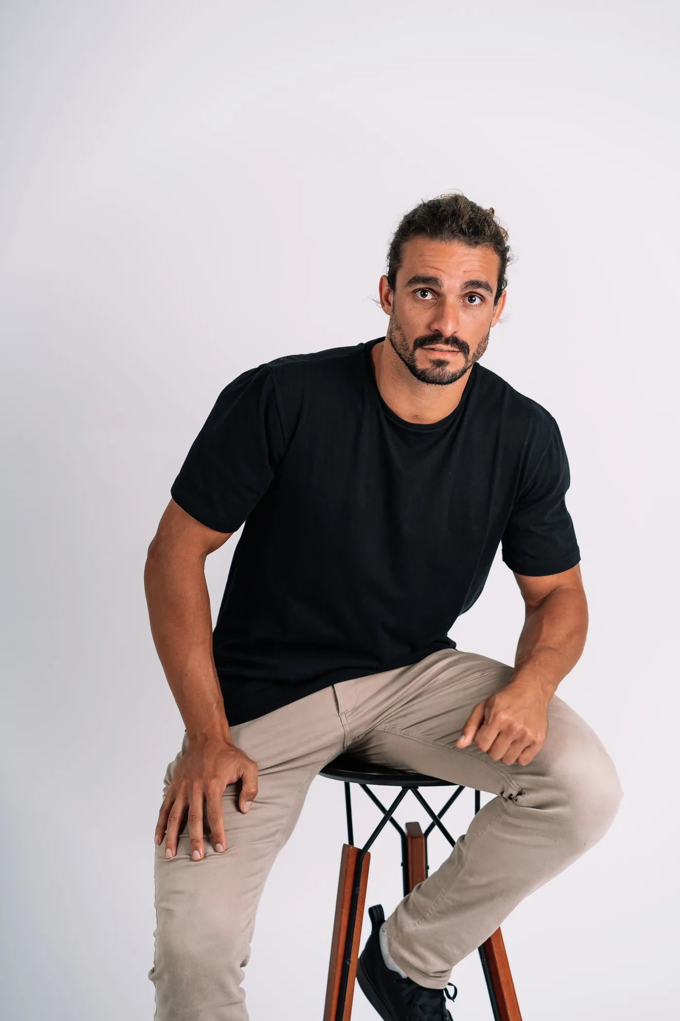 Modelo vestindo camiseta preta de tecido ultrapremium da Basic Club