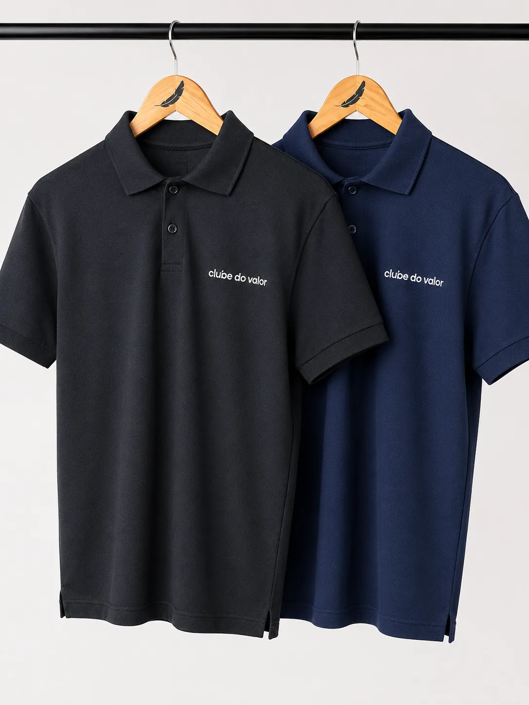 Polos personalizadas do Clube do Valor produzidas pela Basic Club em cabides